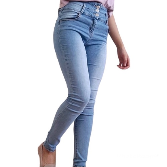 Ibiza ULTRA HIGH WAIST BETTER BOOTY" Light Wash Jeans Size 5 - Picture 3 of 16